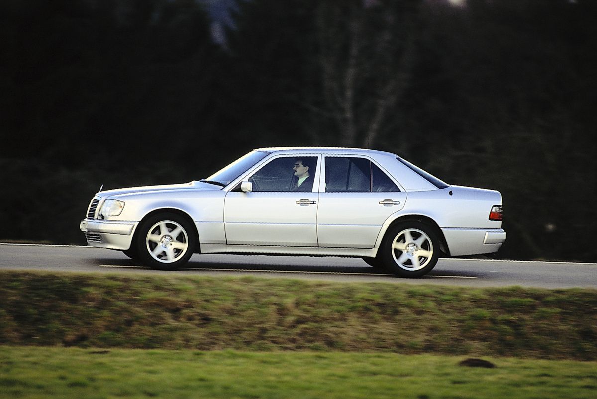 Публикуваха редки СНИМКИ на легендарния седан Mercedes-Benz 500E