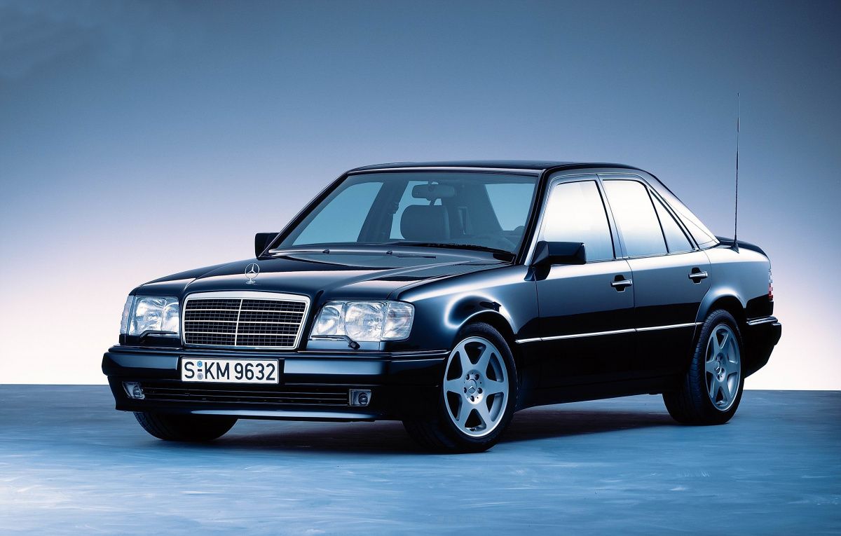 Публикуваха редки СНИМКИ на легендарния седан Mercedes-Benz 500E