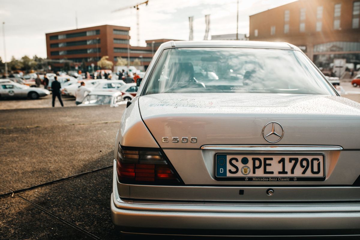 Публикуваха редки СНИМКИ на легендарния седан Mercedes-Benz 500E