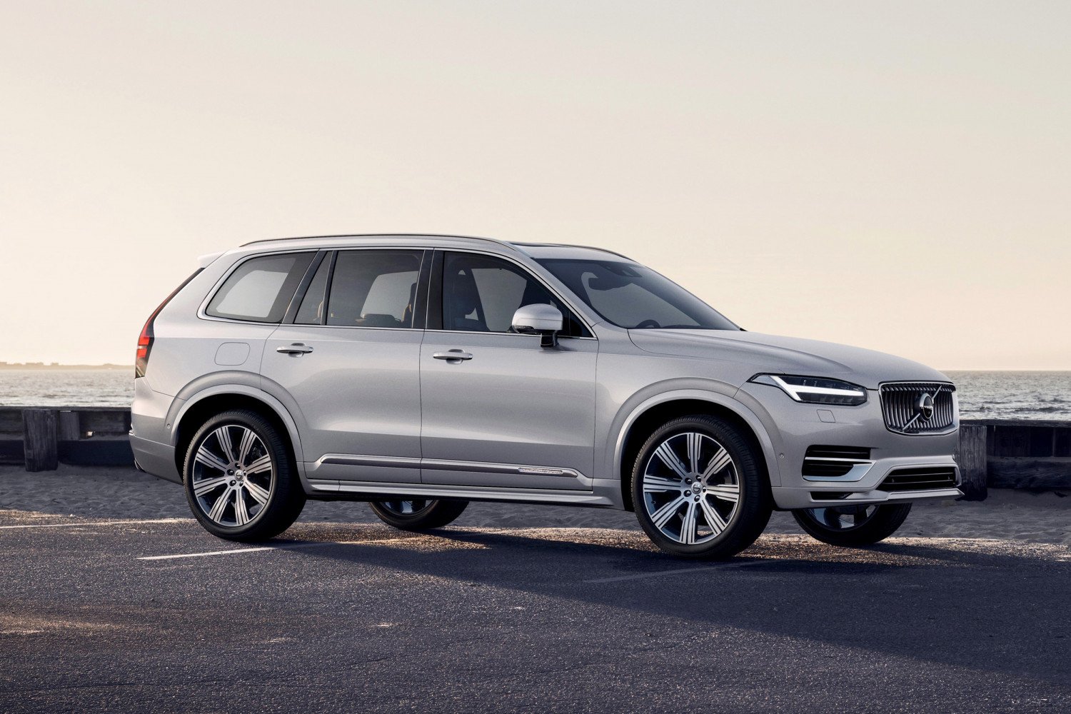 Новото Volvo XC90 с икономичен хибриден двигател и от 4 до 7 места (СНИМКИ)