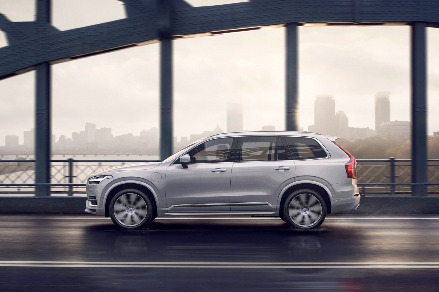 Новото Volvo XC90 с икономичен хибриден двигател и от 4 до 7 места (СНИМКИ)