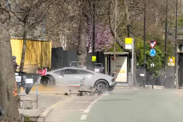 От това ВИДЕО боли! Супер скъпо Ламборгини се размаза в стена и вече е за боклука