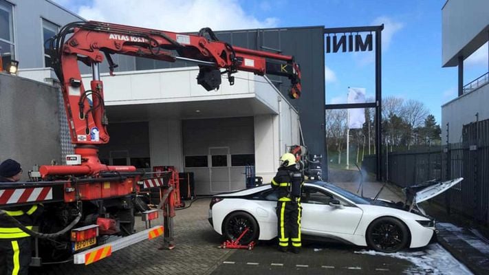 Хит в мрежата: Пожарникари изгасиха радикално горяща спортна кола BMW (СНИМКИ)