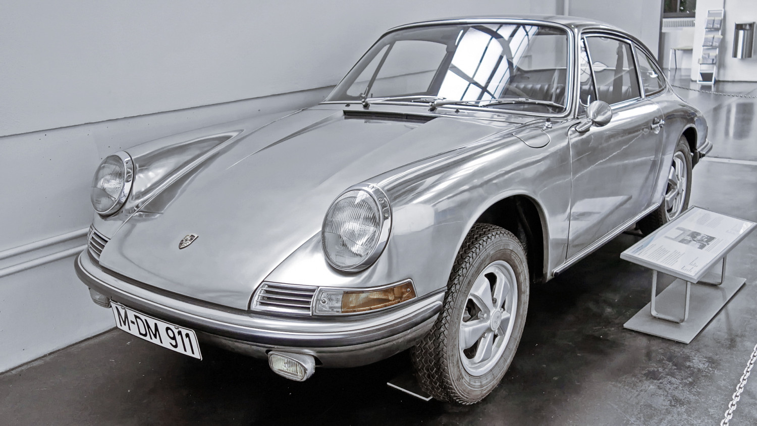 Загадъчната история на Porsche 911 с неръждаема стомана от 1967 година (СНИМКИ)