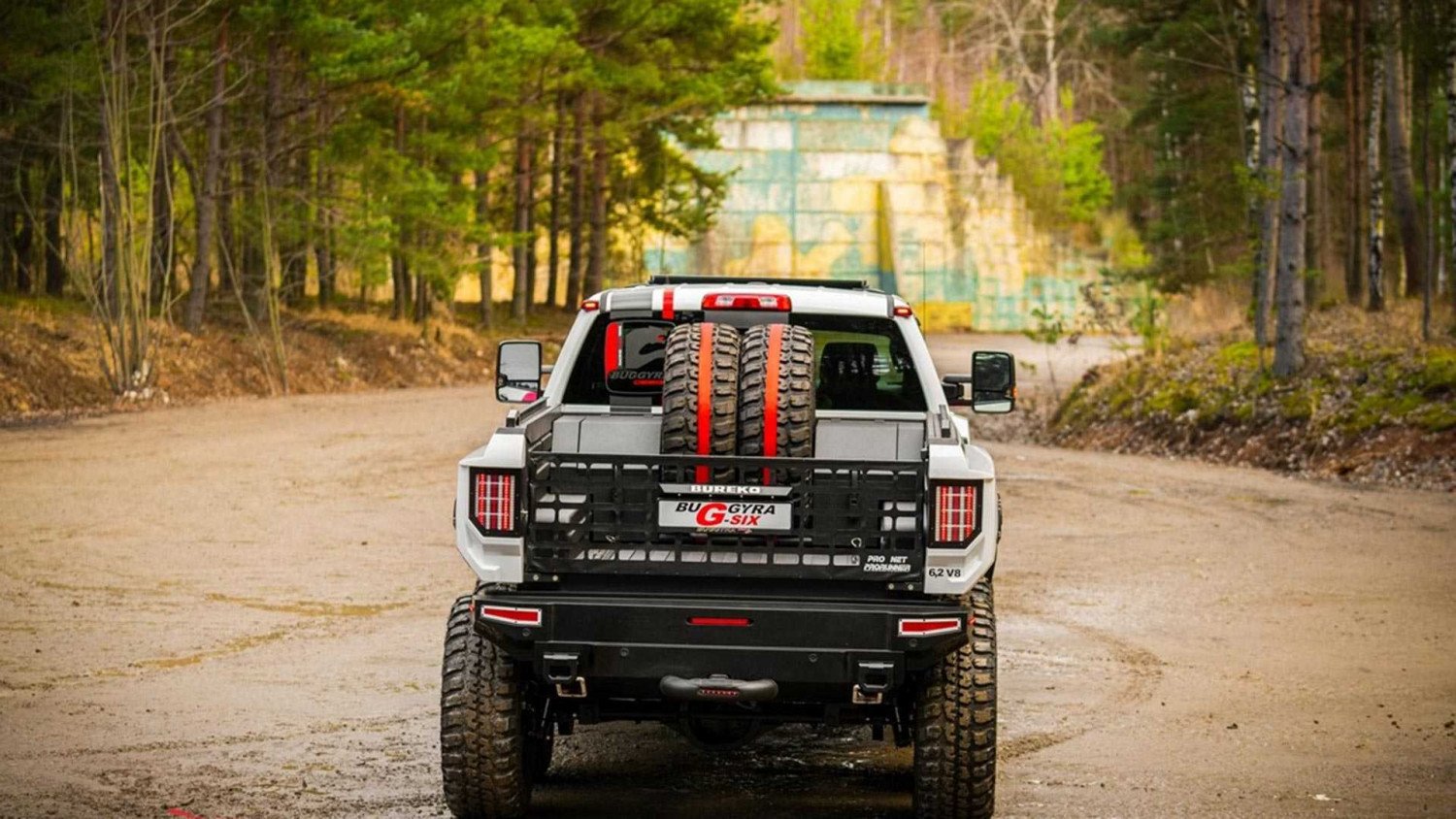 Вижте чудовището на шест колела Bureko Chevrolet Silverado 6x6 (СНИМКИ/ВИДЕО)