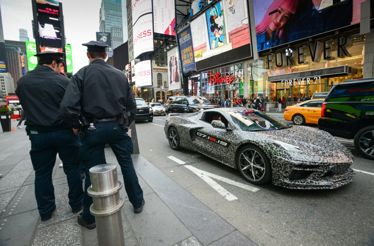 Първи СНИМКИ и ВИДЕО на новия революционен Chevrolet Corvette