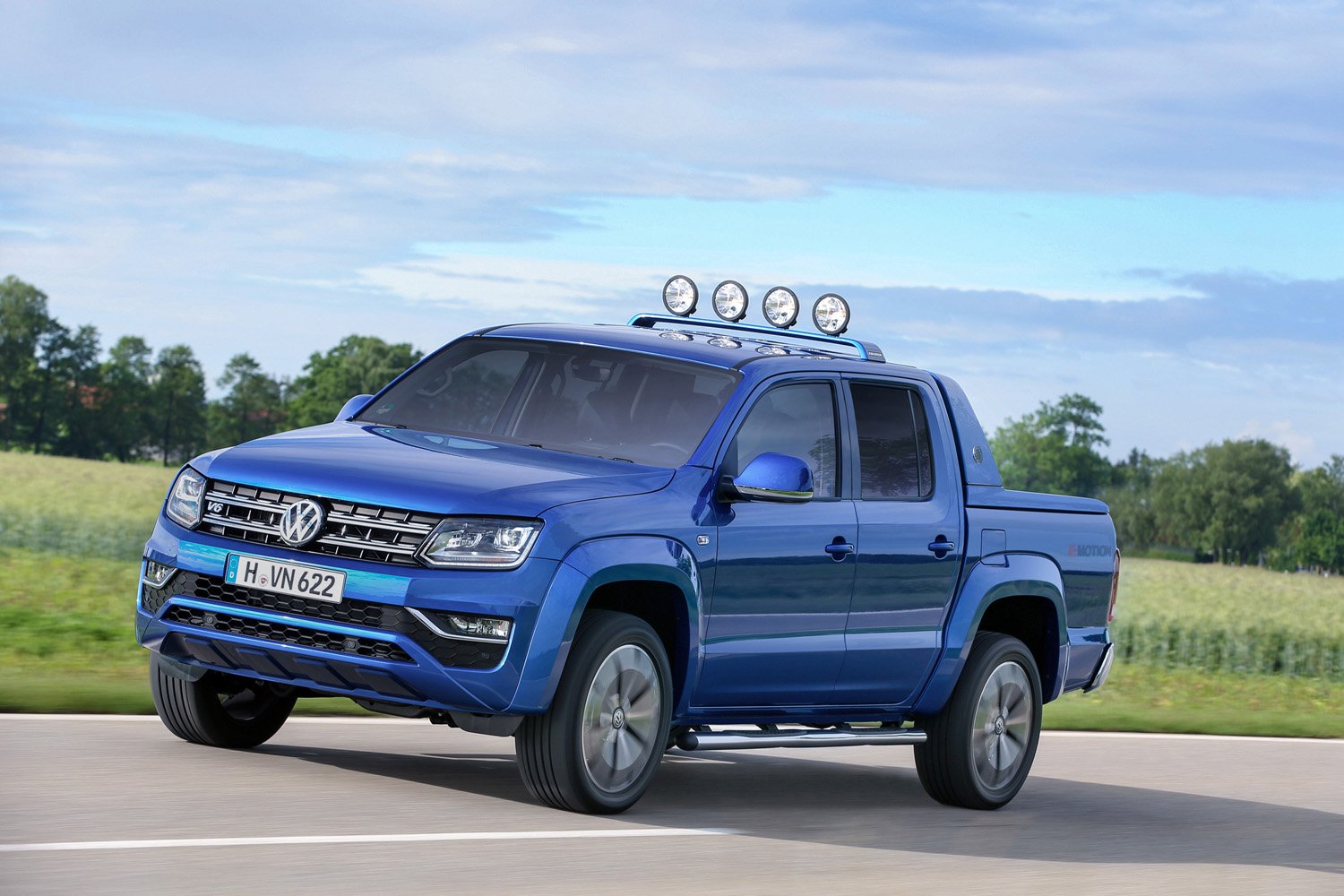 Пикапът Volkswagen Amarok щурмува офроуда и магистралите с мощен двигател V6