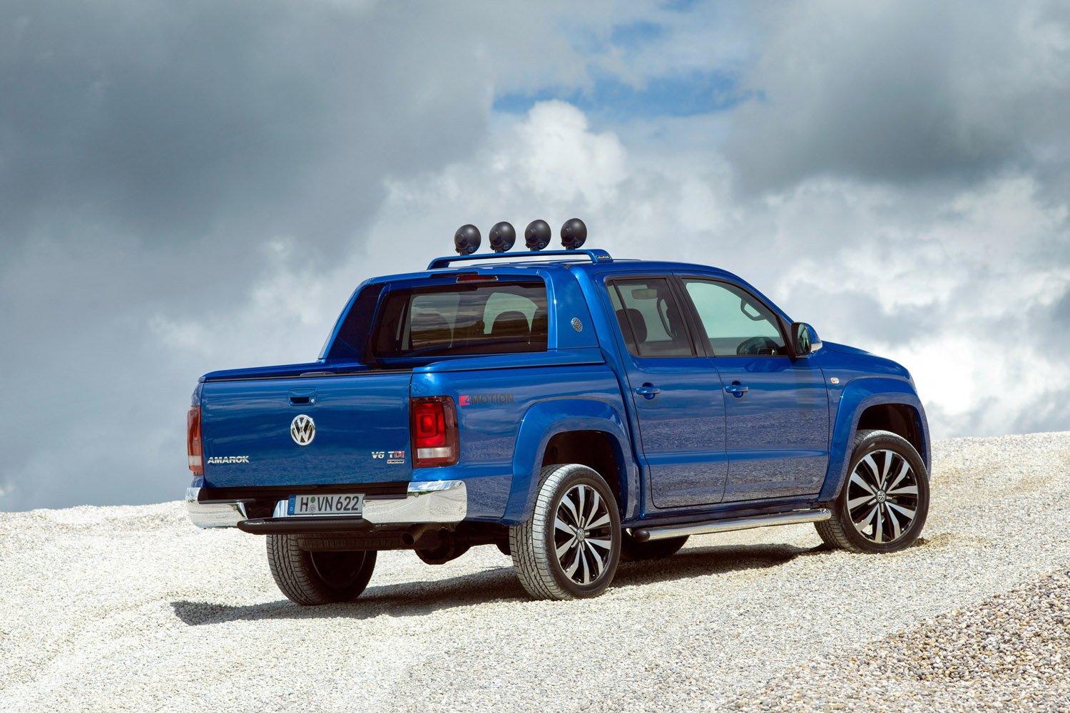 Пикапът Volkswagen Amarok щурмува офроуда и магистралите с мощен двигател V6