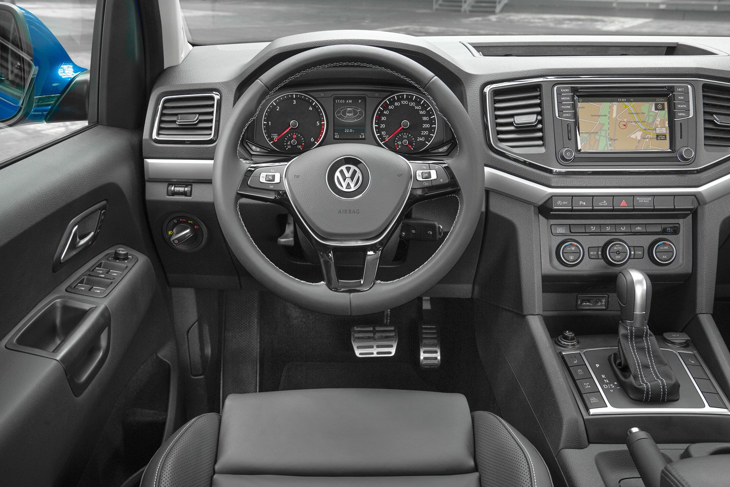 Пикапът Volkswagen Amarok щурмува офроуда и магистралите с мощен двигател V6