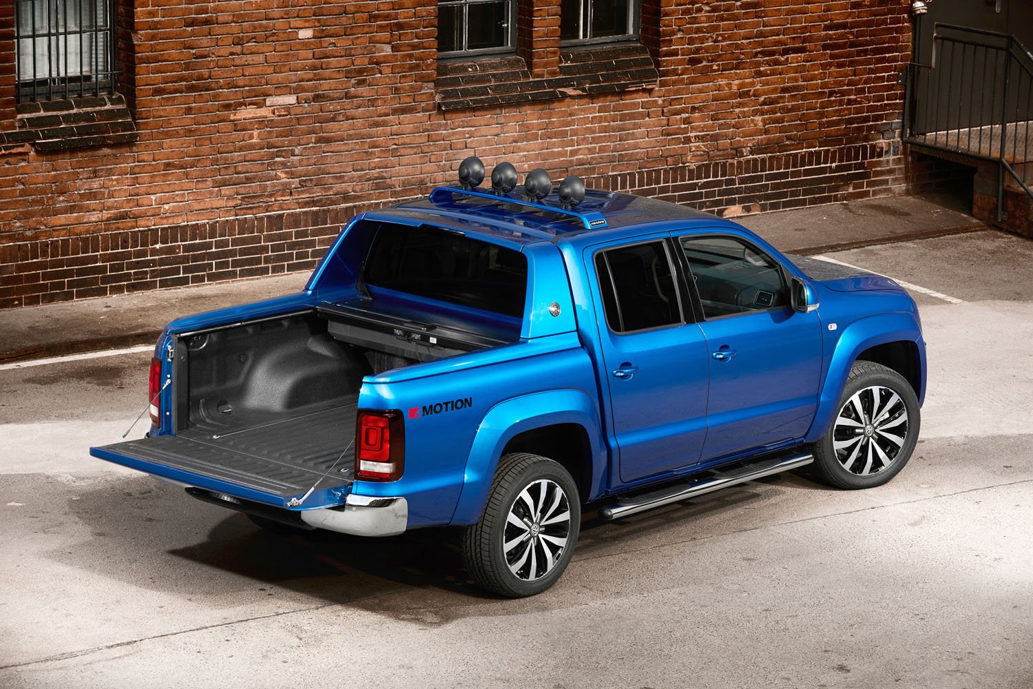 Пикапът Volkswagen Amarok щурмува офроуда и магистралите с мощен двигател V6