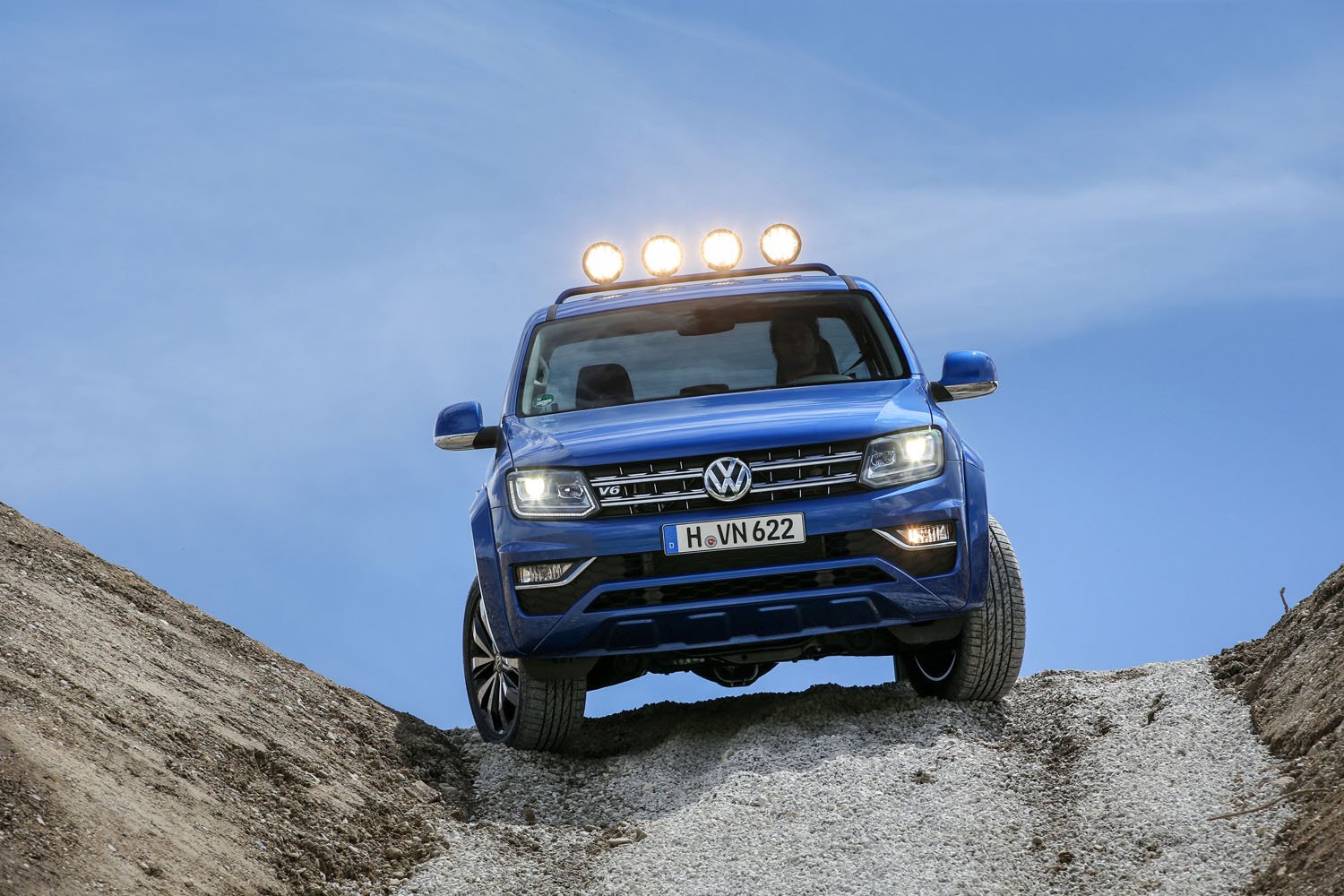 Пикапът Volkswagen Amarok щурмува офроуда и магистралите с мощен двигател V6