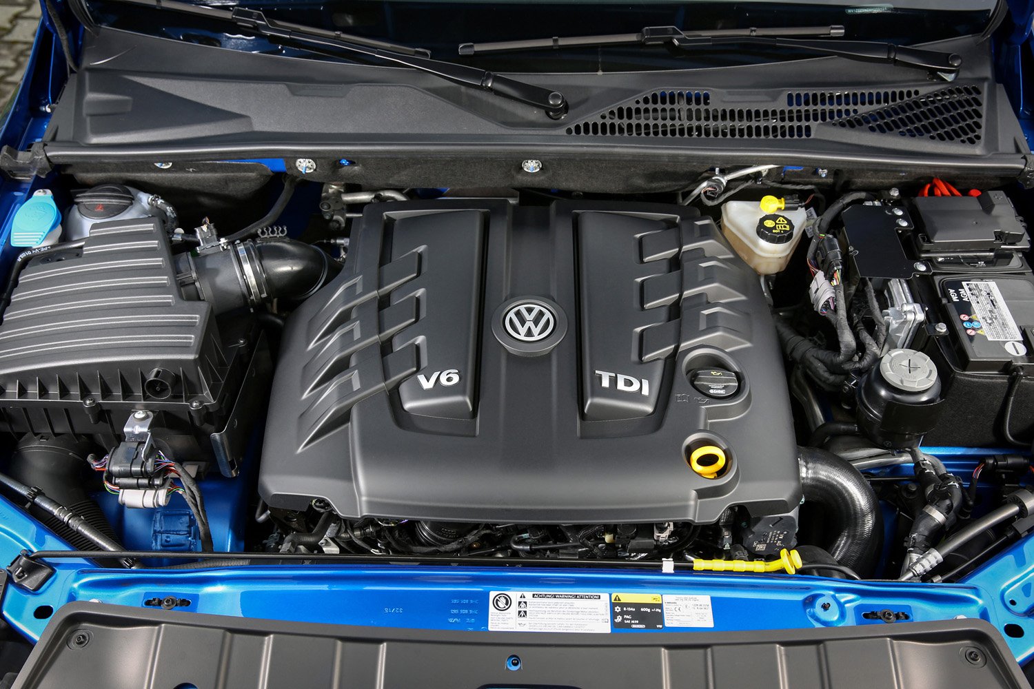 Пикапът Volkswagen Amarok щурмува офроуда и магистралите с мощен двигател V6