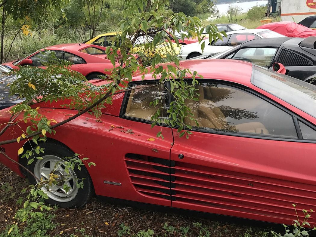 Не е истина! Изхвърлиха в полето колекция от коли Ferrari (СНИМКИ)