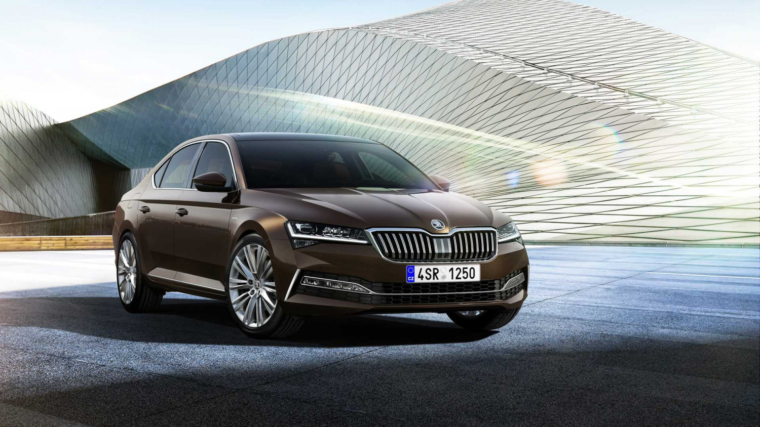 Първи официални СНИМКИ и характеристики на новата Skoda Superb