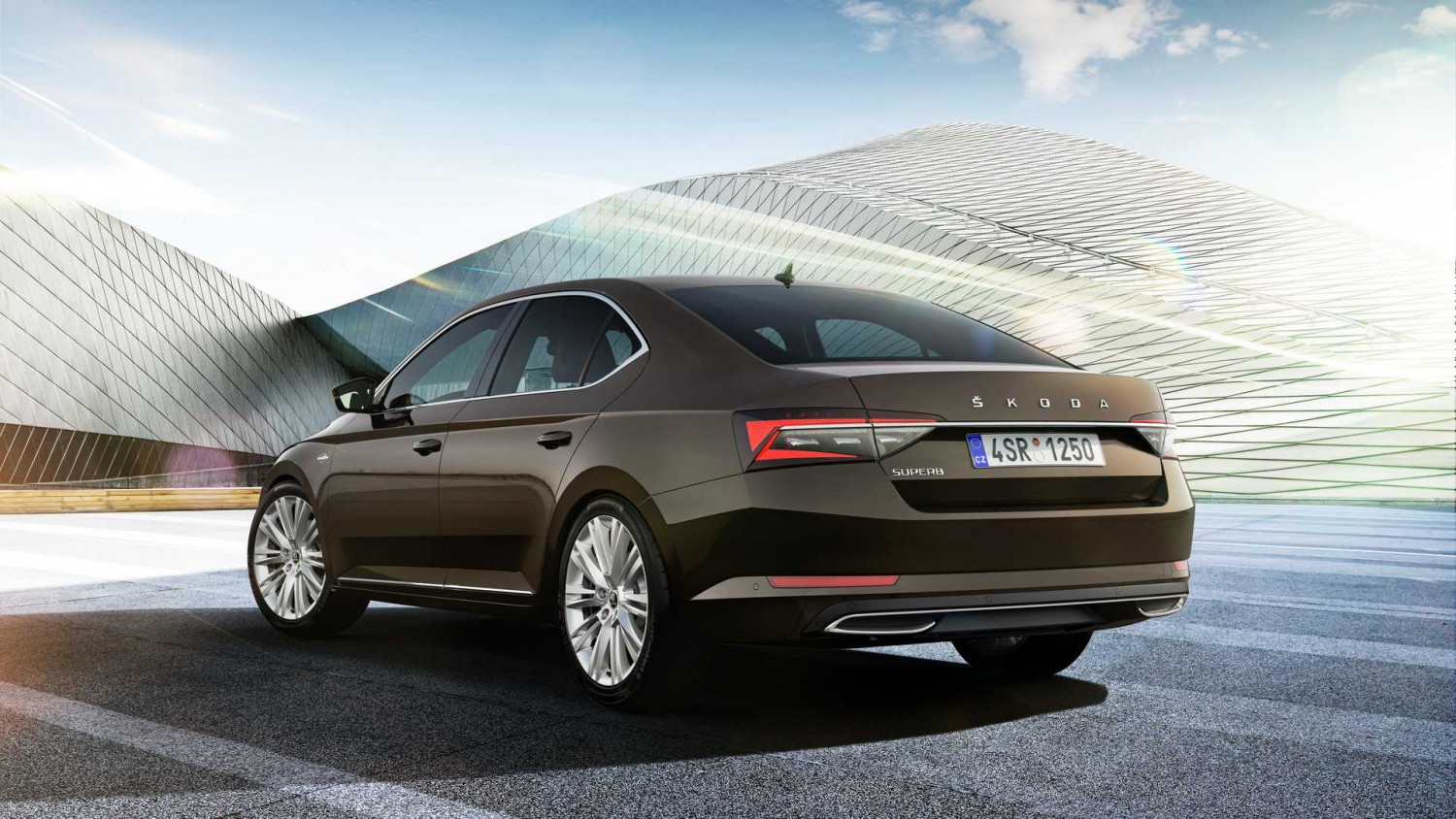 Първи официални СНИМКИ и характеристики на новата Skoda Superb