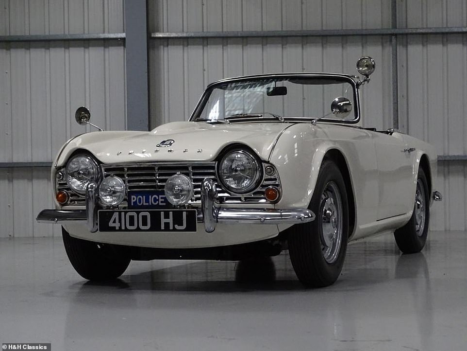 Уникален спортен автомобил Triumph TR4 на британската полиция се продава на търг (СНИМКИ)