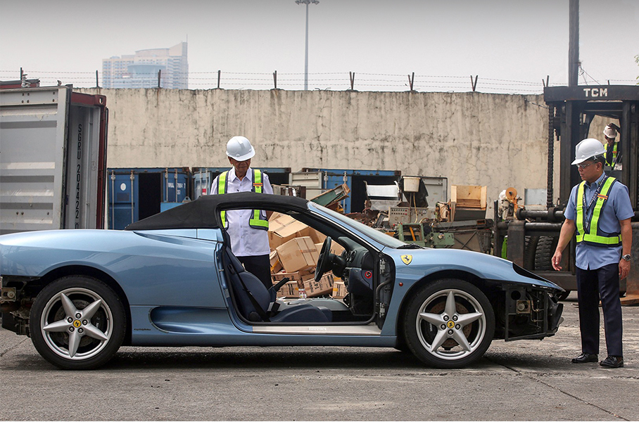 Ужасно: Ето как унищожават контрабандно Ferrari 360 Spider в Манила