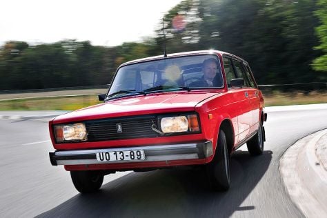 AutoBild си спомни за ВАЗ 2104 и назова силните и слабите му страни СНИМКИ