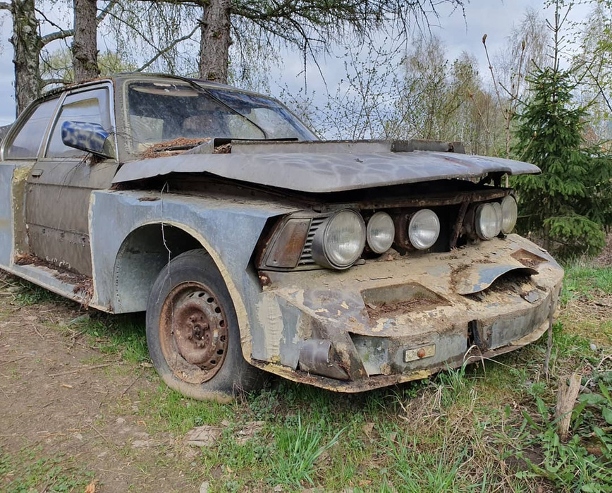 Захвърлено на улицата BMW удивлява с тунинга си СНИМКИ