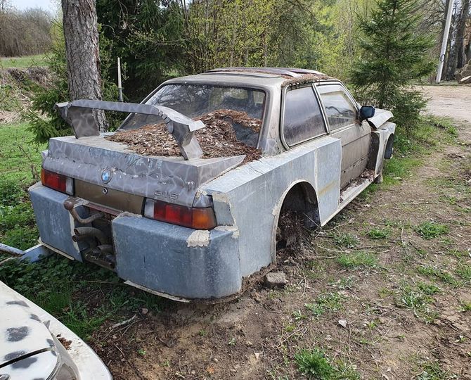 Захвърлено на улицата BMW удивлява с тунинга си СНИМКИ