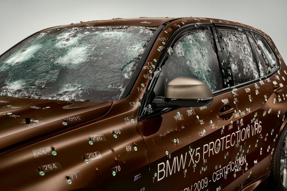 Вижте как изглежда брониран BMW X5 след стрелба по него СНИМКИ