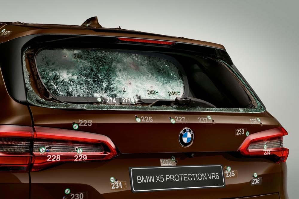 Вижте как изглежда брониран BMW X5 след стрелба по него СНИМКИ