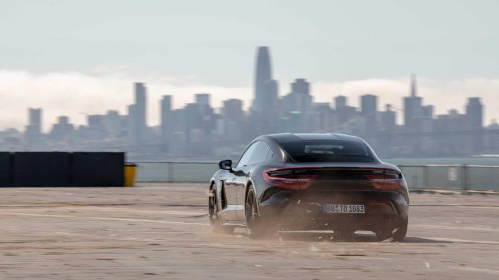 Вижте зрелищното ускоряване на Porsche Taycan на самолетоносач ВИДЕО