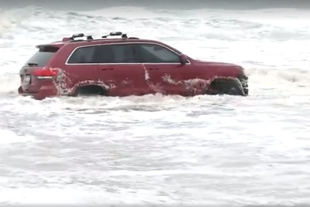 Видео: Jeep Cherokee заседна в прибоя и загина във вълните