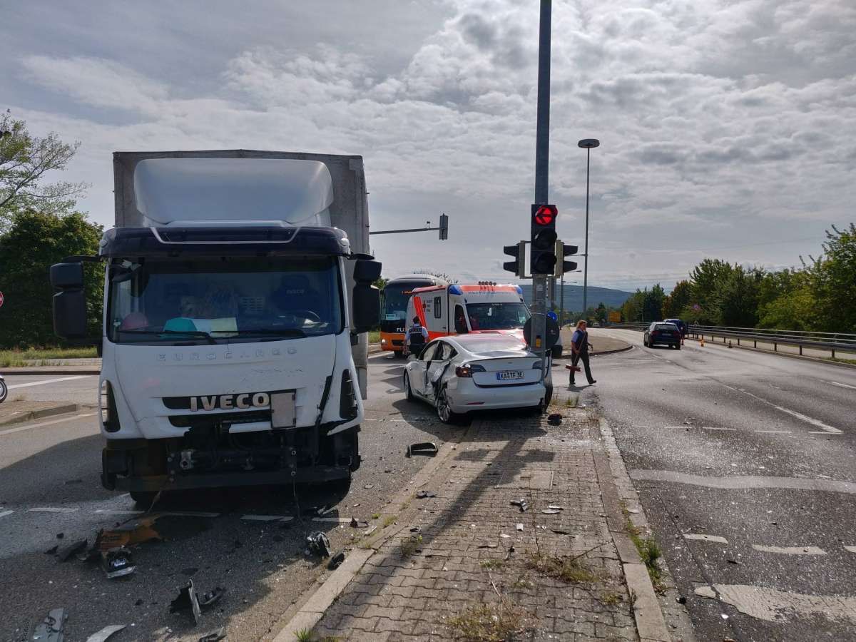 Собственик на Tesla писа на Илон Мъск след страховита катастрофа ВИДЕО