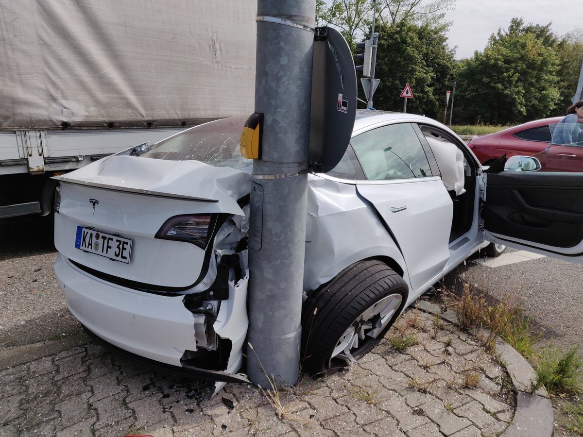 Собственик на Tesla писа на Илон Мъск след страховита катастрофа ВИДЕО