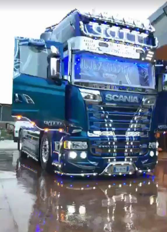 Шофьор взриви интернет със звука на своя тир Scania ВИДЕО