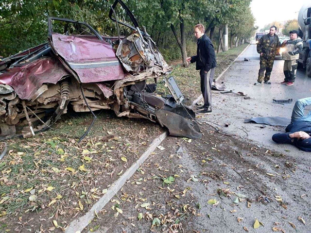 Куриоз: Стар Mitsubishi Gаlаnt се разпадна след удар в дърво, но всички са живи СНИМКИ