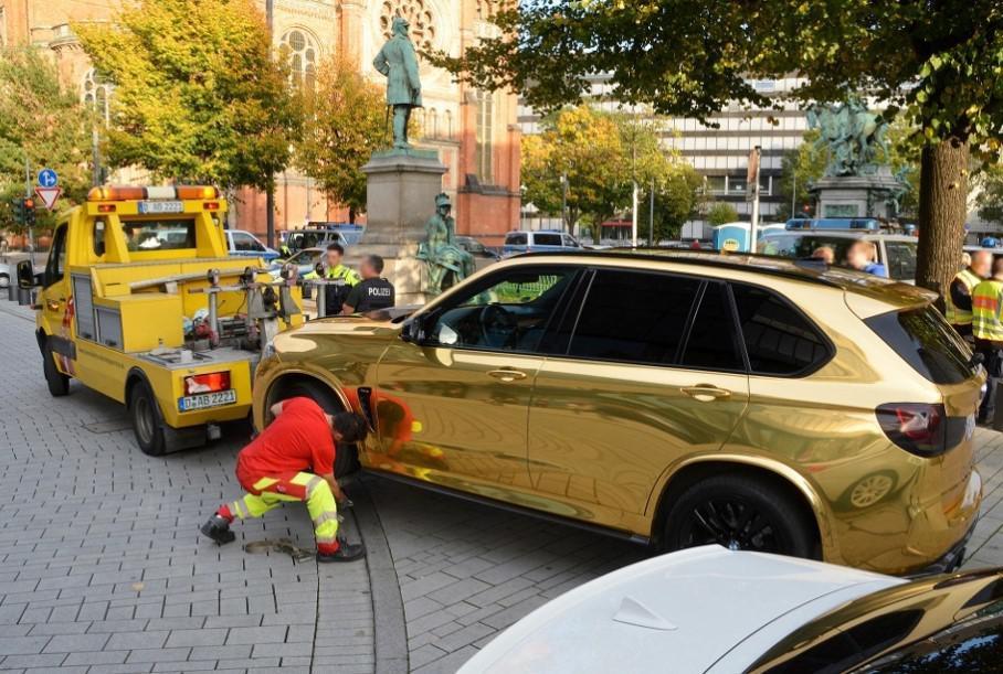 Полицията забрани на водач да управлява „златен“ BMW X5 и евакуира колата СНИМКИ