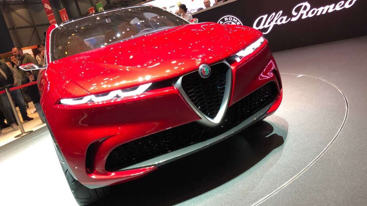 Той е възхитителен: Първи СНИМКИ на кросоувъра Alfa Romeo Tonale