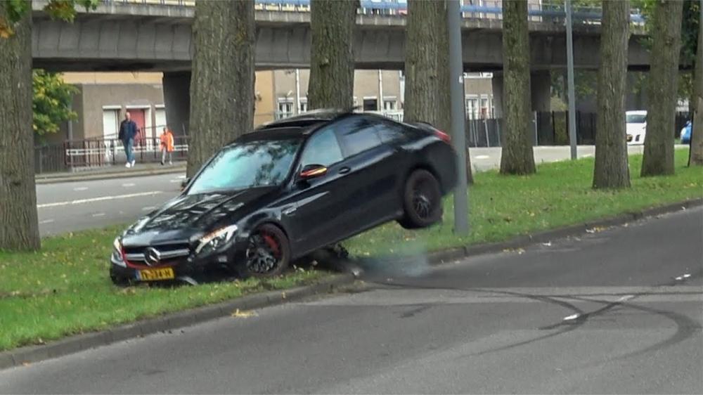 Вижте как изглежда неуспешен дрифт на Mercedes-AMG и "среща" с дърво ВИДЕО