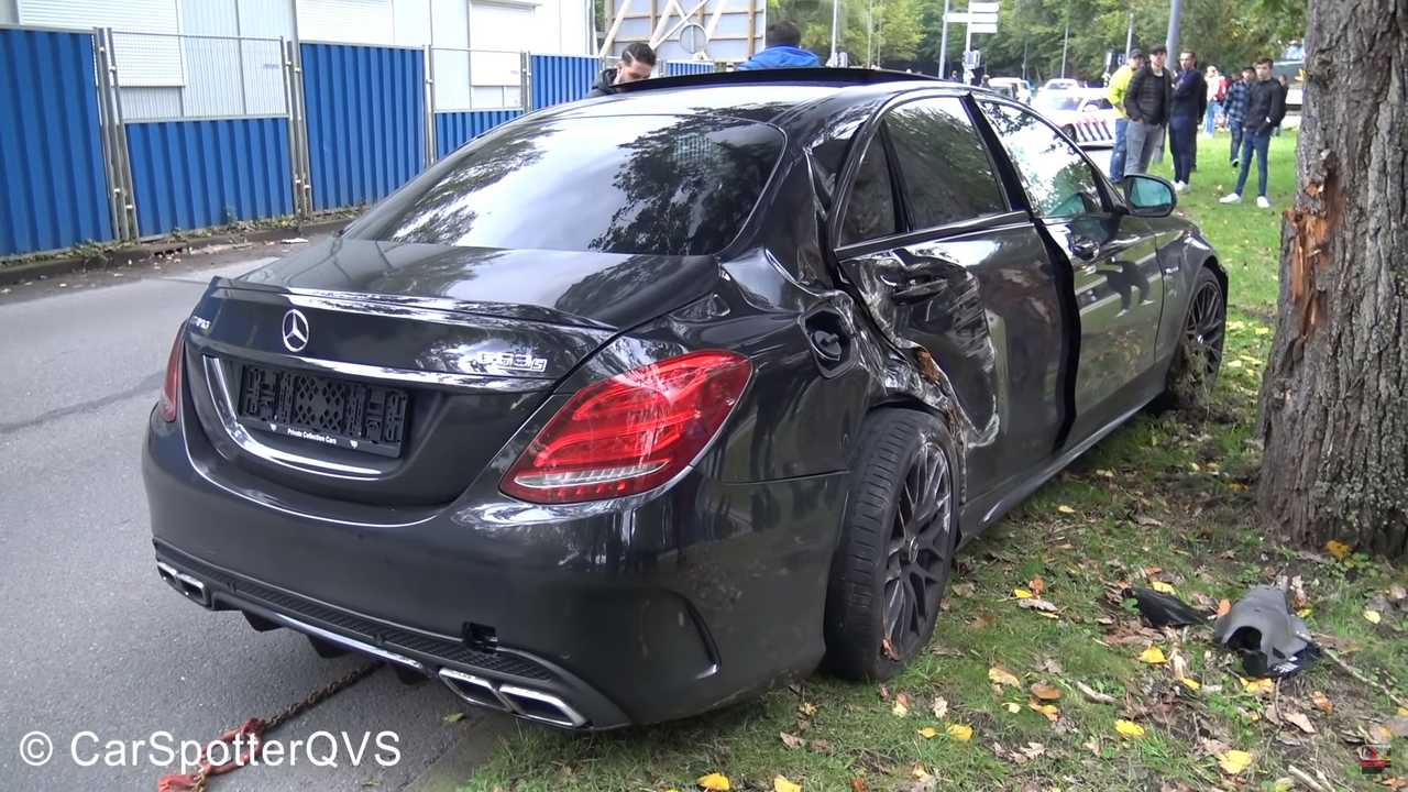 Вижте как изглежда неуспешен дрифт на Mercedes-AMG и "среща" с дърво ВИДЕО