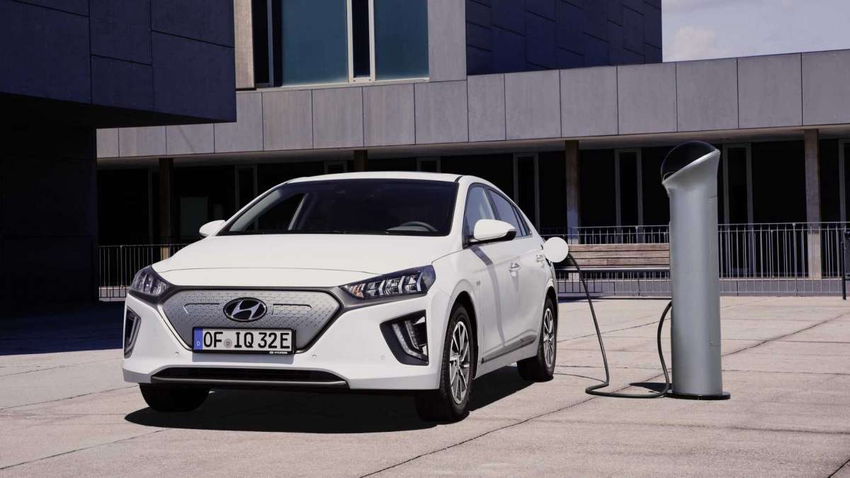 Новият електромобил Hyundai Ioniq удивлява с пробега с едно зареждане СНИМКИ