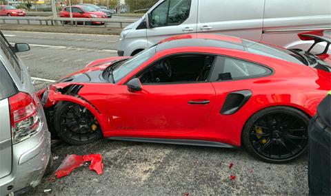 Кандидат купувач се качи на Porsche 911 GT2 RS и сътвори верижна катастрофа СНИМКИ