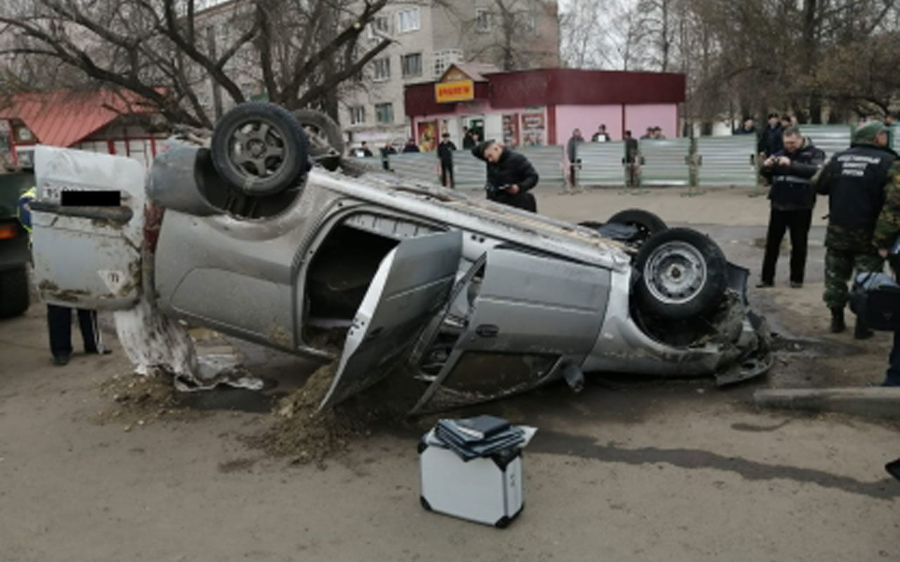 Двама мъже паднаха с колата си в дупка на топлофикация и се свариха живи ВИДЕО