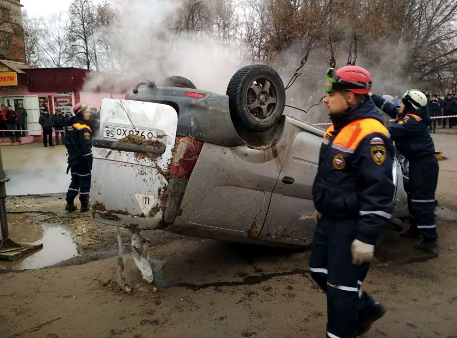 Двама мъже паднаха с колата си в дупка на топлофикация и се свариха живи ВИДЕО