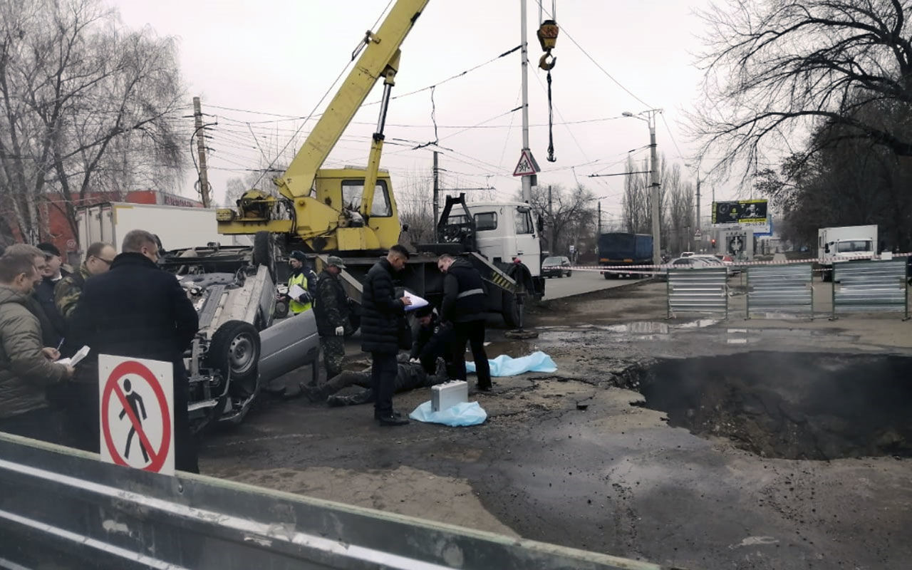 Двама мъже паднаха с колата си в дупка на топлофикация и се свариха живи ВИДЕО