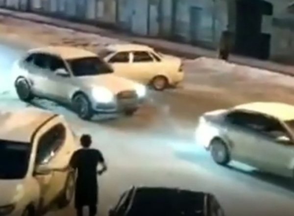 Уникален инцидент: Lada Priora без водач започна сама да се движи по улицата ВИДЕО