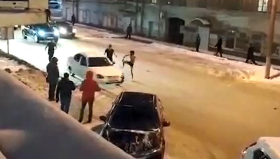 Уникален инцидент: Lada Priora без водач започна сама да се движи по улицата ВИДЕО