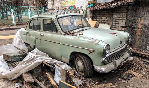 Малко социалистическо автобижу гние в забвение на улицата СНИМКИ