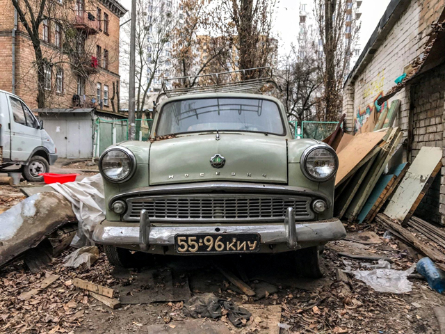 Малко социалистическо автобижу гние в забвение на улицата СНИМКИ