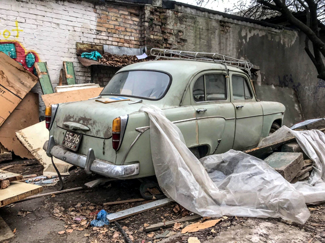 Малко социалистическо автобижу гние в забвение на улицата СНИМКИ