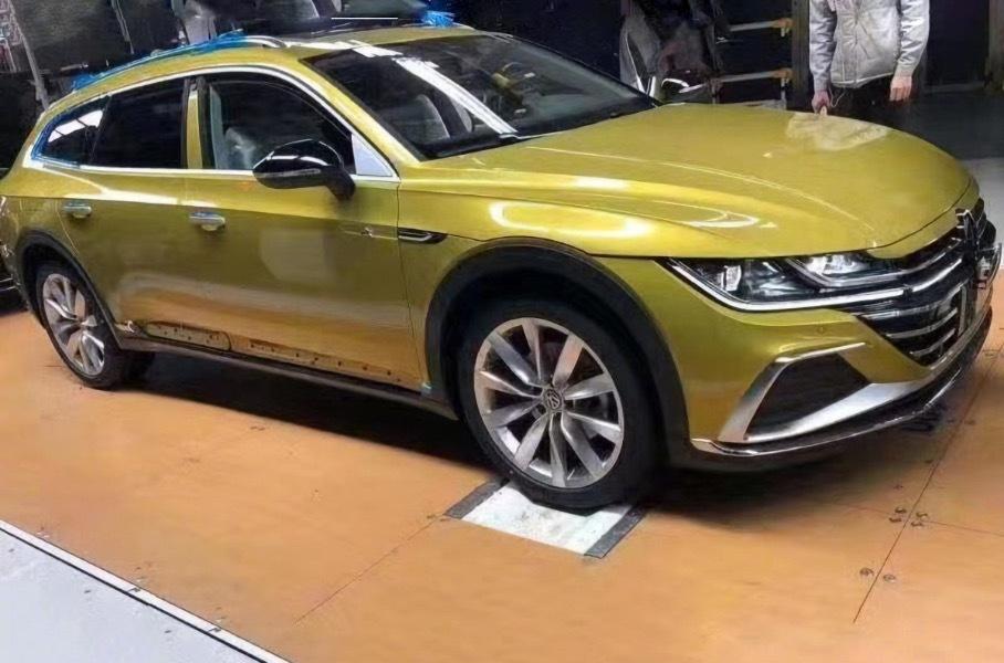 Първи КАДРИ на Volkswagen Arteon комби и новия Seat Leon