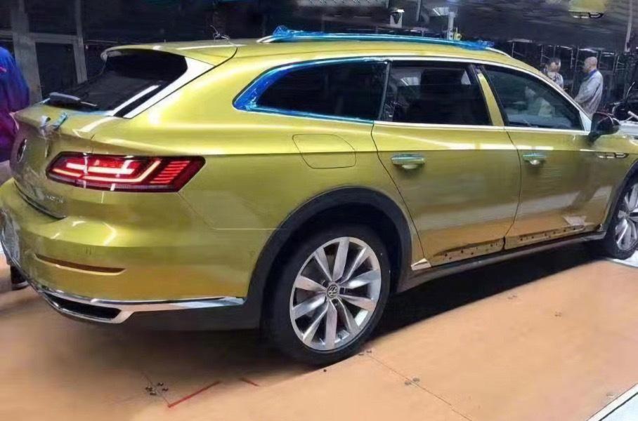 Първи КАДРИ на Volkswagen Arteon комби и новия Seat Leon