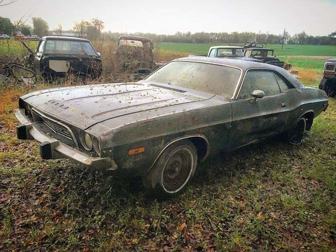 Захвърлен Dodge Challenger 1973 порази механиците с оборудването си ВИДЕО