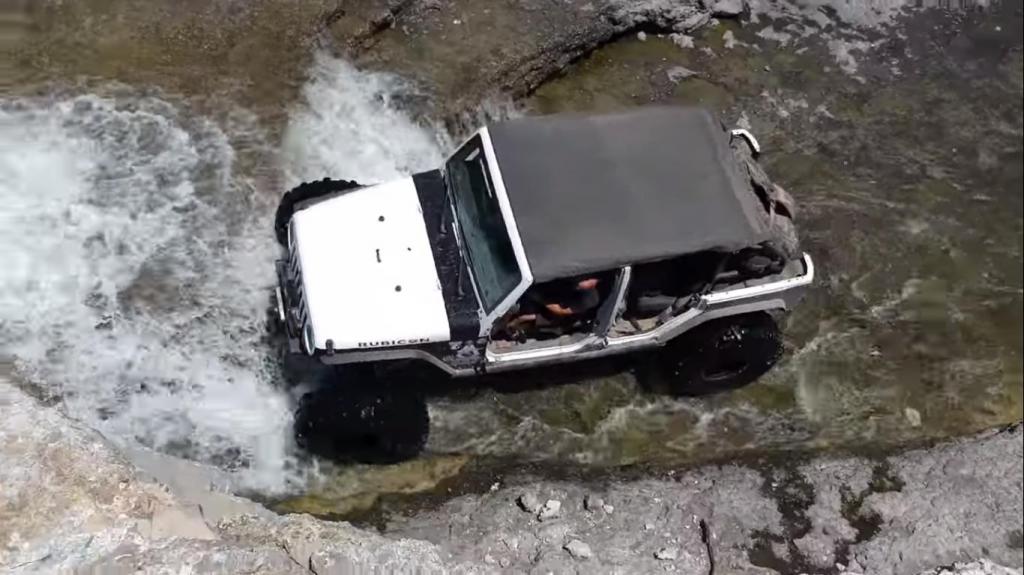 Младеж се качи на джип и се опита да покори водопад ВИДЕО